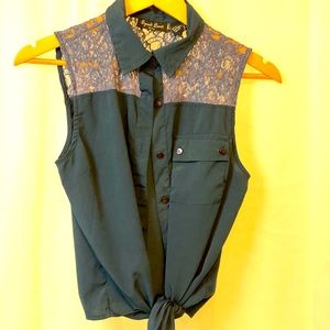 SPEED LIMIT JUNIOR SLEEVELESS BLOUSE.